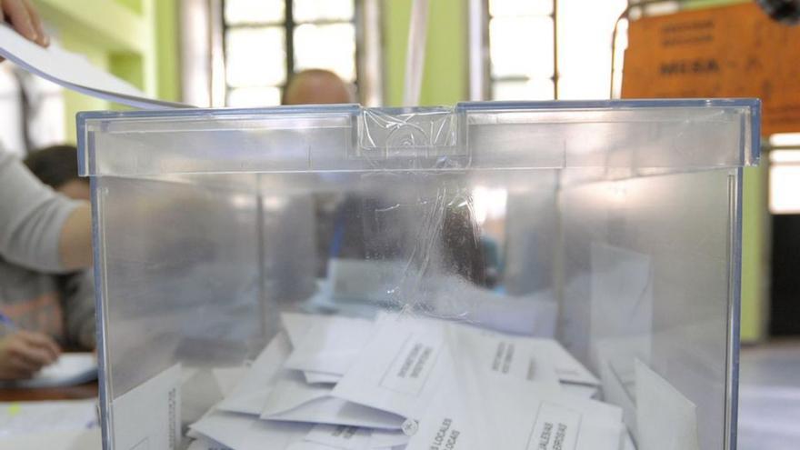 Un ciudadano acude a un colegio electoral a votar /cedida