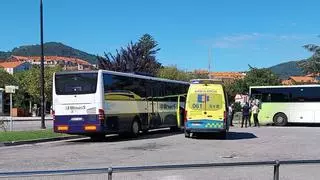 El conductor de un vehículo persigue al de un autobús hasta la estación de Cangas y le rompe una puerta y el limpiaparabrisas