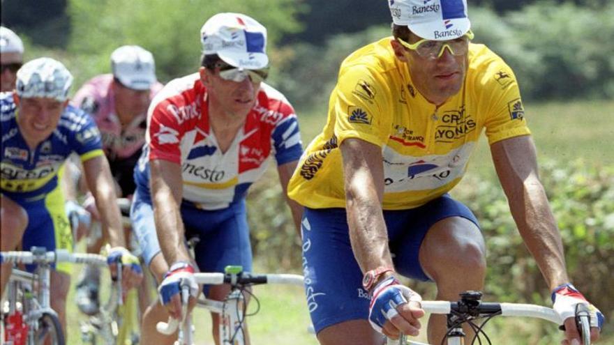 Miguel Induráin amb el «maillot» groc de líder de la cursa en una etapa del Tour de França del 1995.  | REUTERS