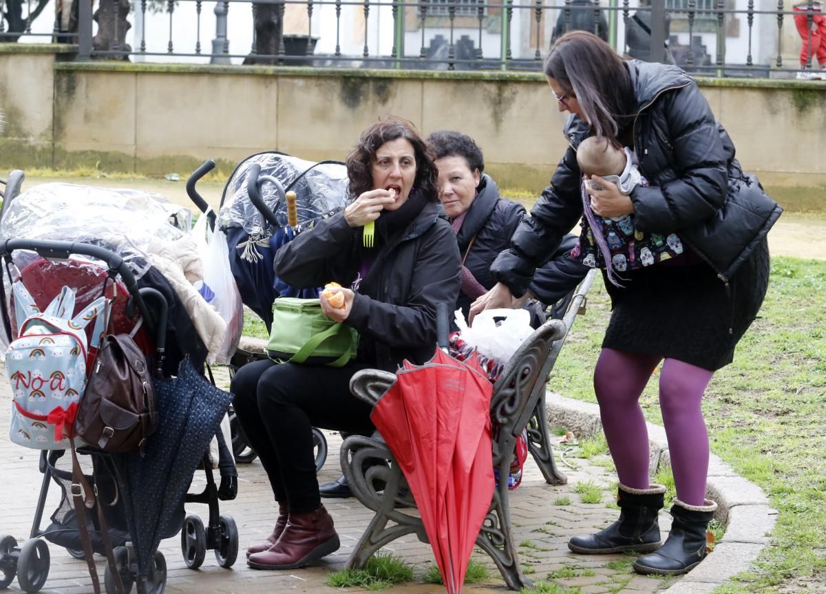 Centenares de mujeres de distintos colectivos llevan sus reivindicaciones a Colón