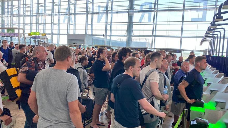 Colas de hasta una hora en el aeropuerto de Alicante-Elche por la falta de medios para el control de pasaportes a los turistas británicos