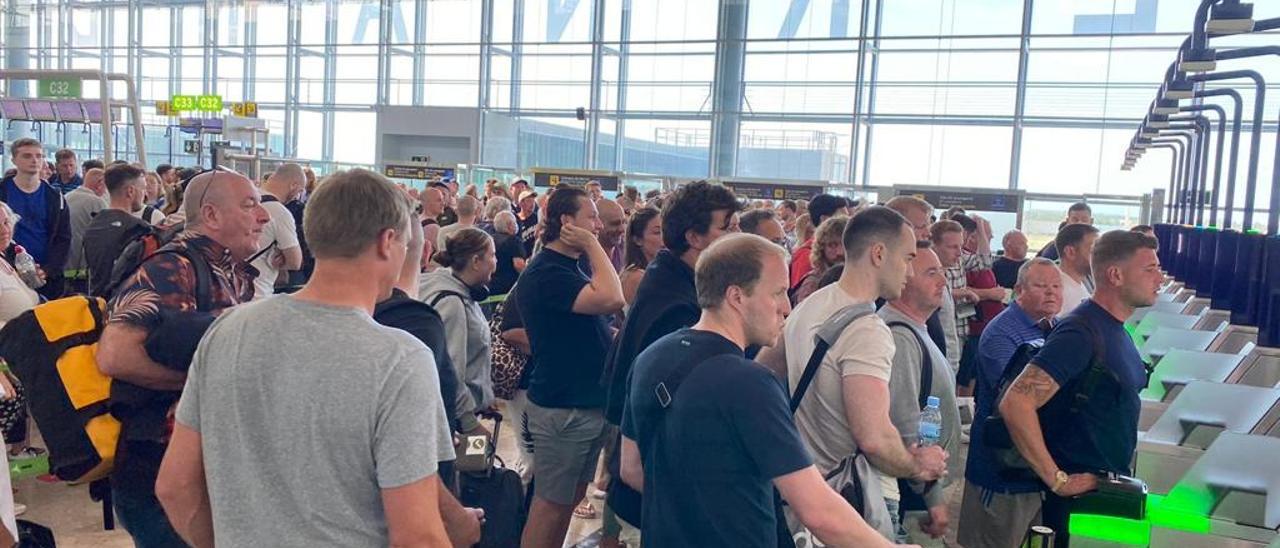 Pasajeros en los filtros de control de pasaportes para coger su vuelo en el aeropuerto de Alicante-Elche