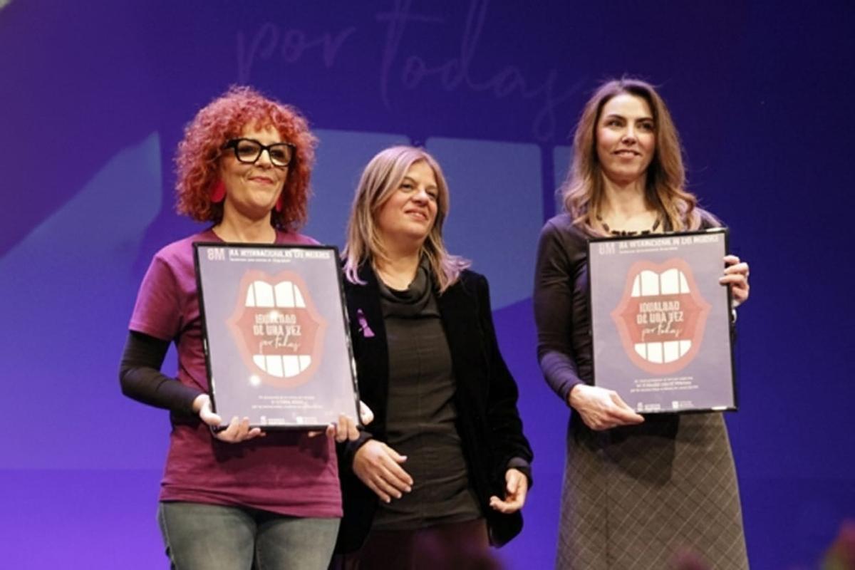 Por la izquierda, María Rodríguez, Jimena Llamedo y Liliana Díaz, recogiendo el reconocimiento
