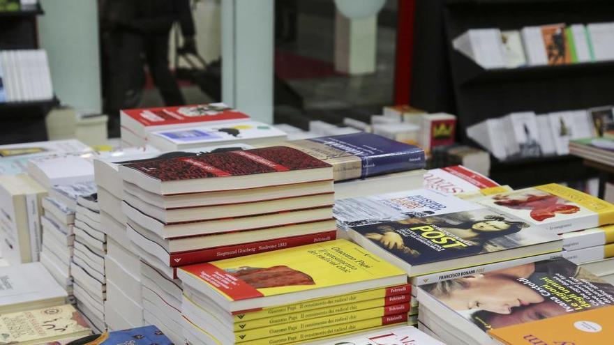 Un stand con libros en Sant Jordi.