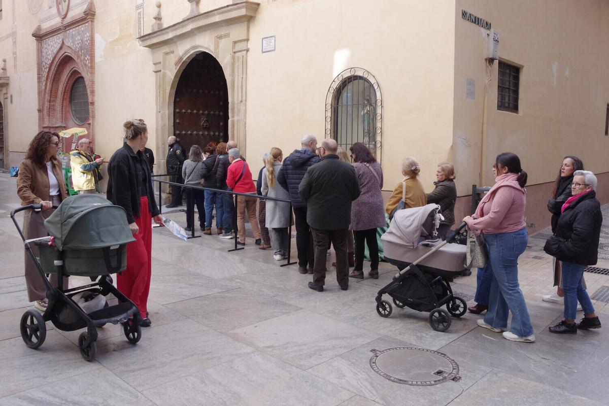 "Siempre se cumple uno": la fe de las tres monedas en el Cristo de Medinaceli