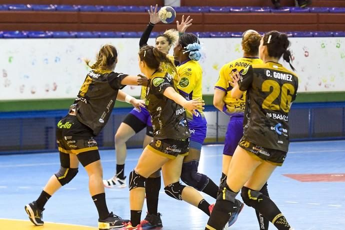 26-02-20 DEPORTES. PABELLON DE LAS REMUDAS. BARRIO DE LAS REMUDAS. TELDE. Partido de balonmano femenino entre el Remudas Rocasa y el Guardés disputado en Pabelloon Antonio Moreno del barrio teldense de Las Remudas.    Fotos: Juan Castro.  | 26/02/2020 | Fotógrafo: Juan Carlos Castro