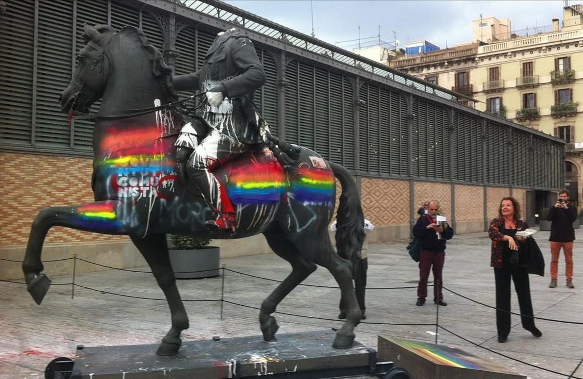 Barcelona 20 10 2016 Una mujer lanza huevos a la estatua de Franco en el Born, el jueves 20.