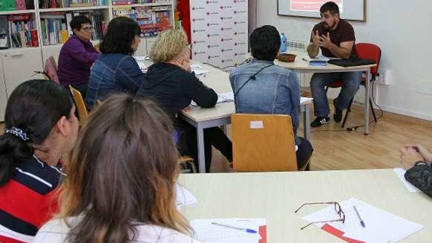 Un curso de cambios posturales impartido por la Cruz Roja.