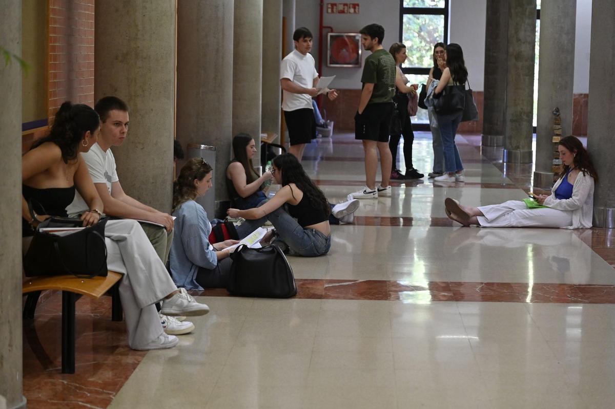Alumnado esperando entre exámenes en la UJI.