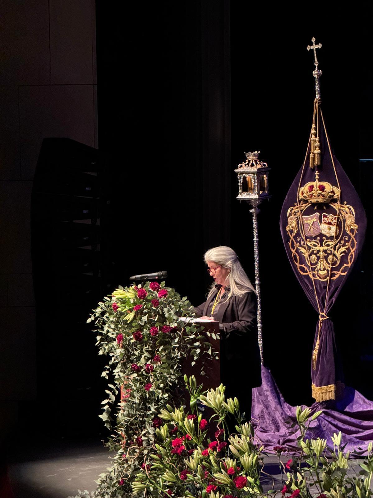 Ana Sánchez-Barriga durante la presentación del pregonero de la Semana Santa de Badajoz 2026.