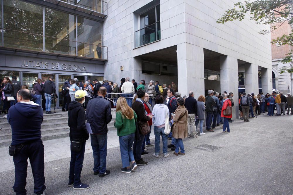 Tensió als jutjats de Girona quan més de 100 persones s'han volgut «autoinculpar»