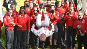 Sábastien Loeb celebra con un salto mortal en el podio de Salou su triunfo en el Rally RACC Catalunya.