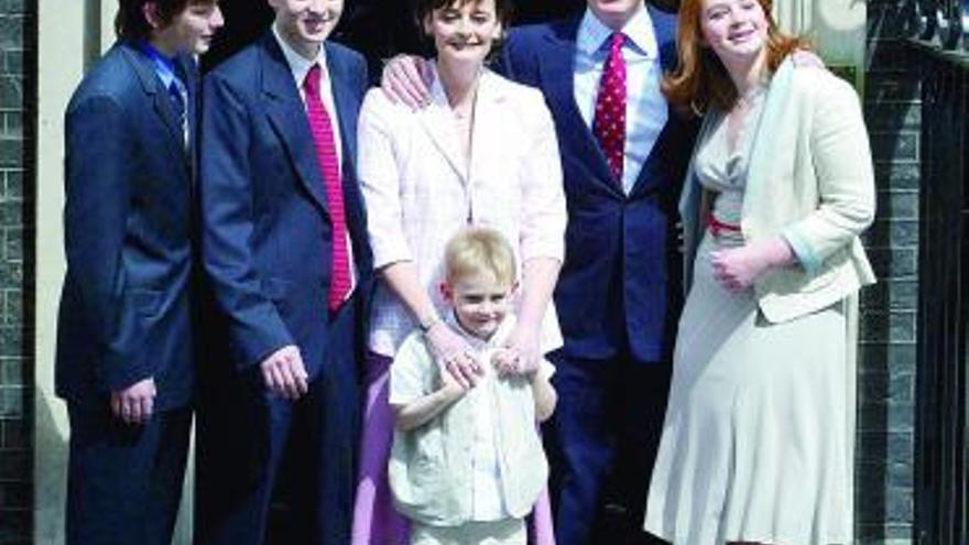 El matrimonio Blair, posando con sus hijos Nicky, Ewan, Leo y Katherine, en 2005.