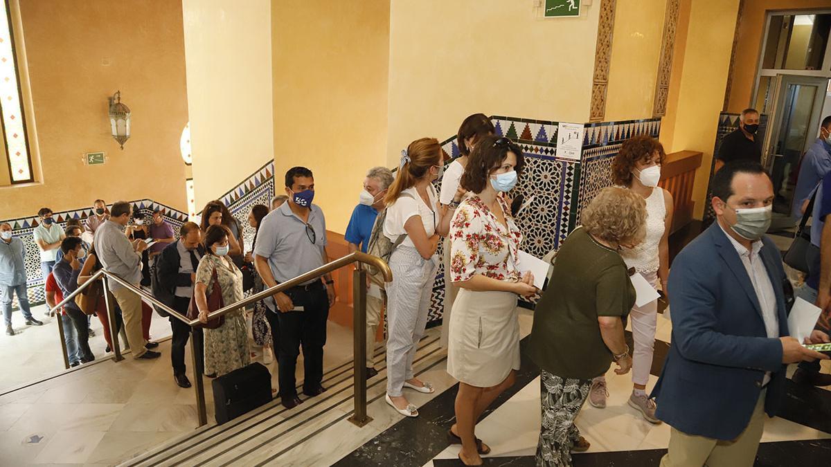 Cola para votar en las elecciones al Rectorado de la Universidad de Córdoba.