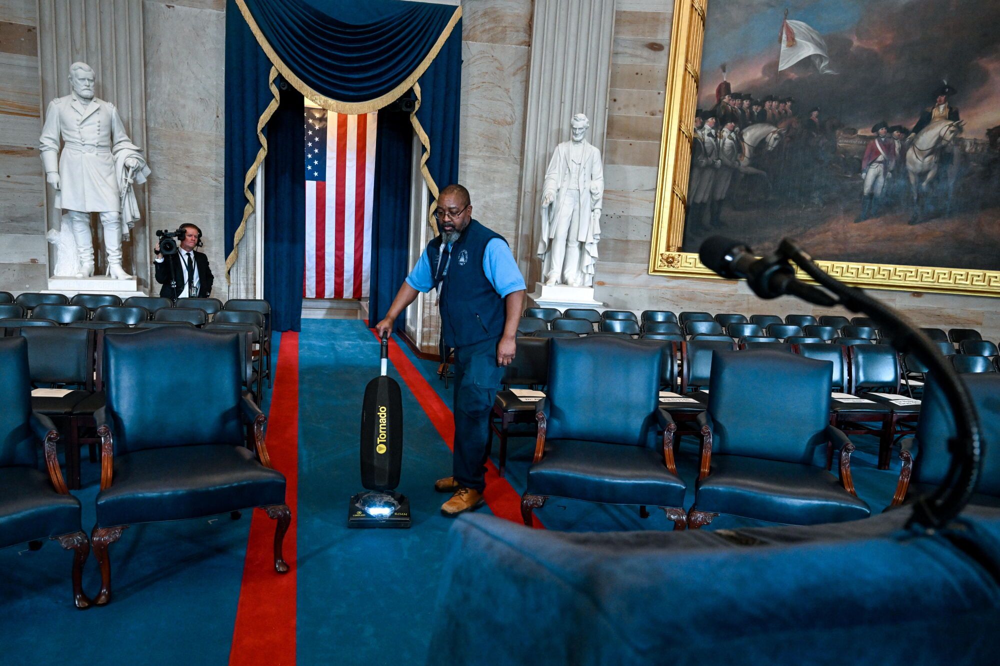 Washington (United States), 20/01/2025.- Workers prepare before the inauguration of Donald Trump as the 47th president of the United States takes place inside the Capitol Rotunda of the U.S. Capitol building in Washington, D.C., USA, 20 January 2025. It is the 60th U.S. presidential inauguration and the second non-consecutive inauguration of Trump as U.S. president. (Estados Unidos) EFE/EPA/KENNY HOLSTON / POOL
