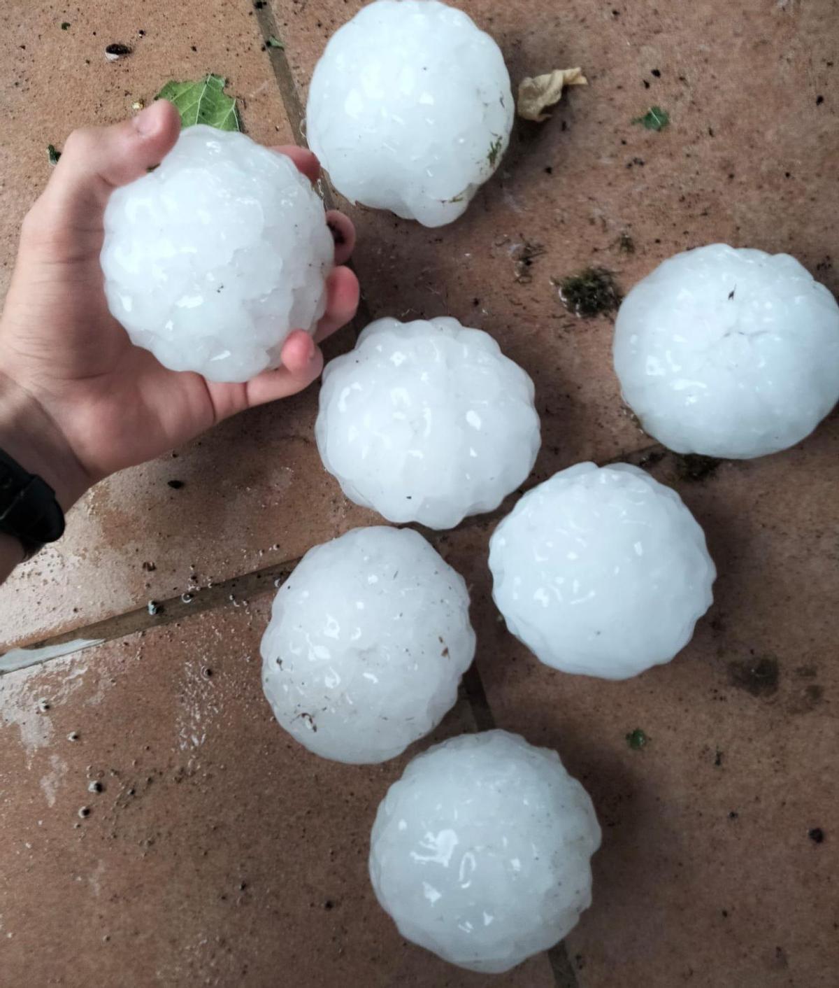 Bolas de granizo de 10 centímetros causan importantes daños en La Bisbal dEmpordà