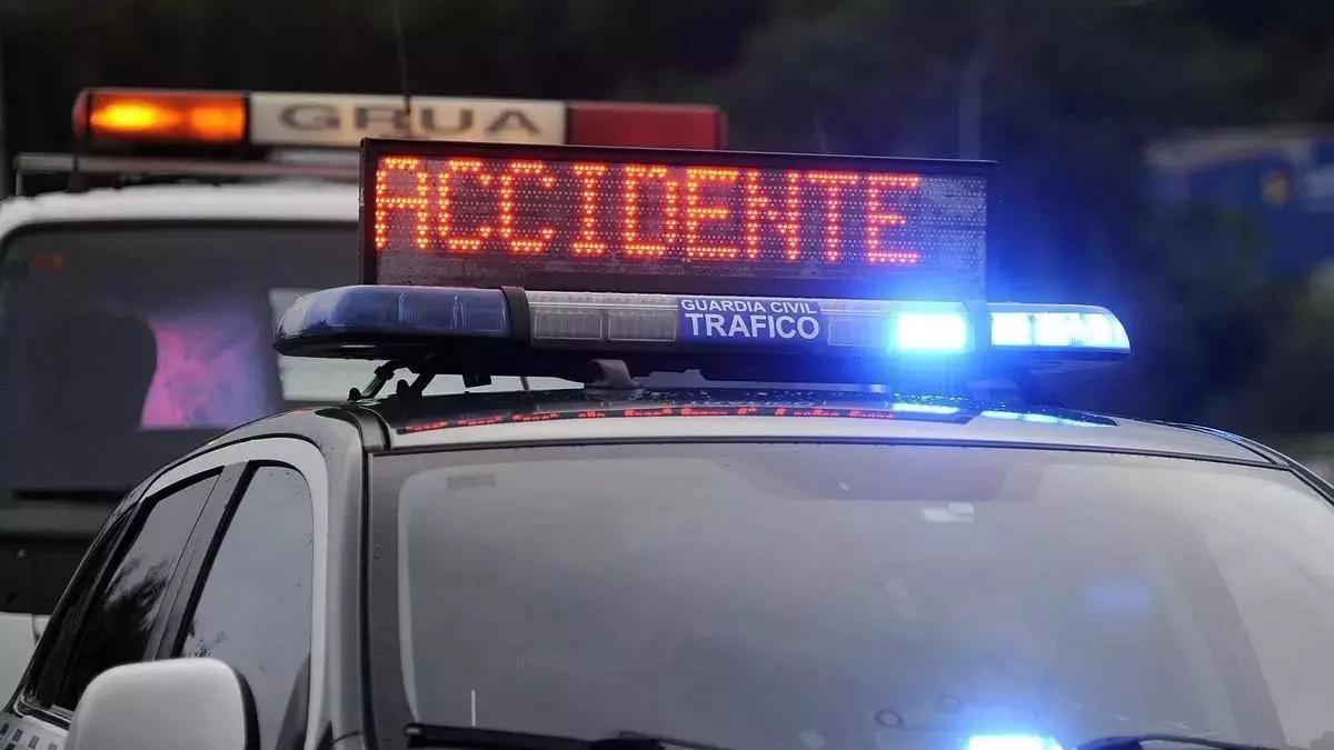 La Guardia Civil regulando en tráfico tras un accidente.