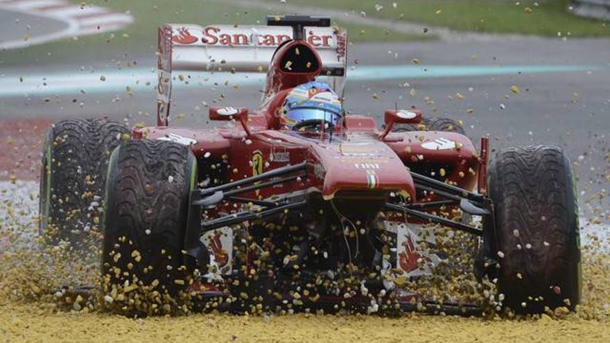 Vettel gana en Malasia y Alonso abandona