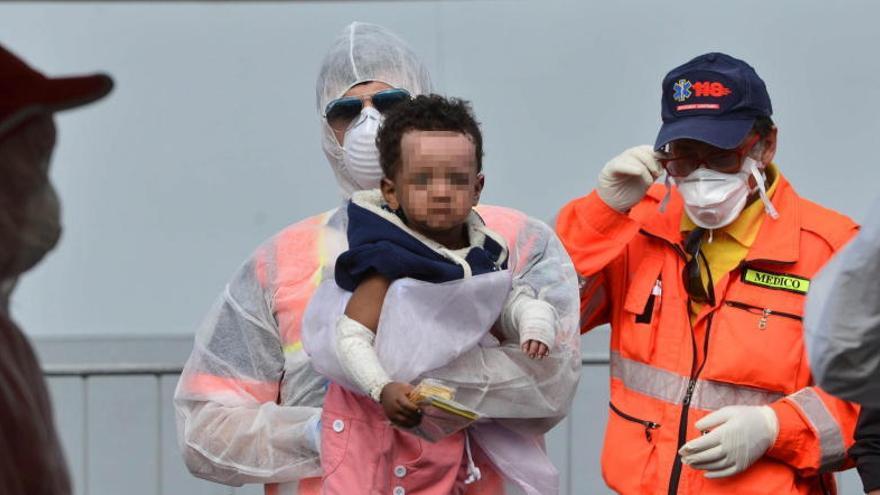 Un niño recibe asistencia tras ser rescatado en Salerno.