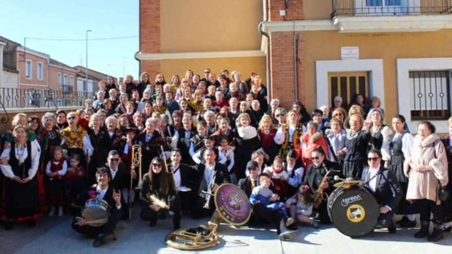 Grupo de mujeres con la charanga, durante la celebración de Águedas en Santa Cristina. | E. P.