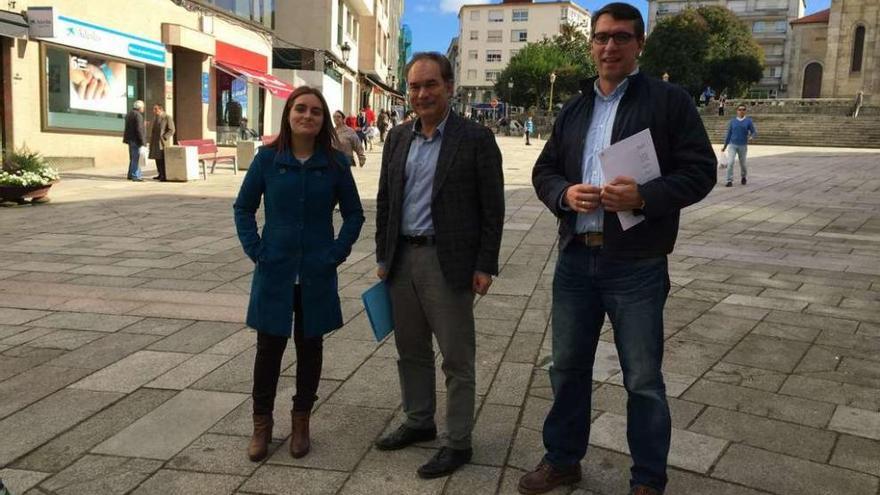 Lorenzo, Crespo y Varela, ayer, en la Praza da Igrexa de Lalín.