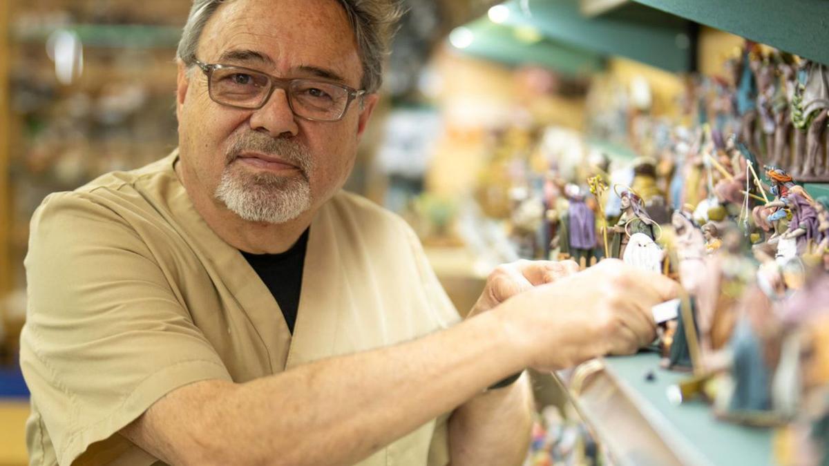 Francesc Puig,  propietari de Pessebres Puig, a la seva botiga.