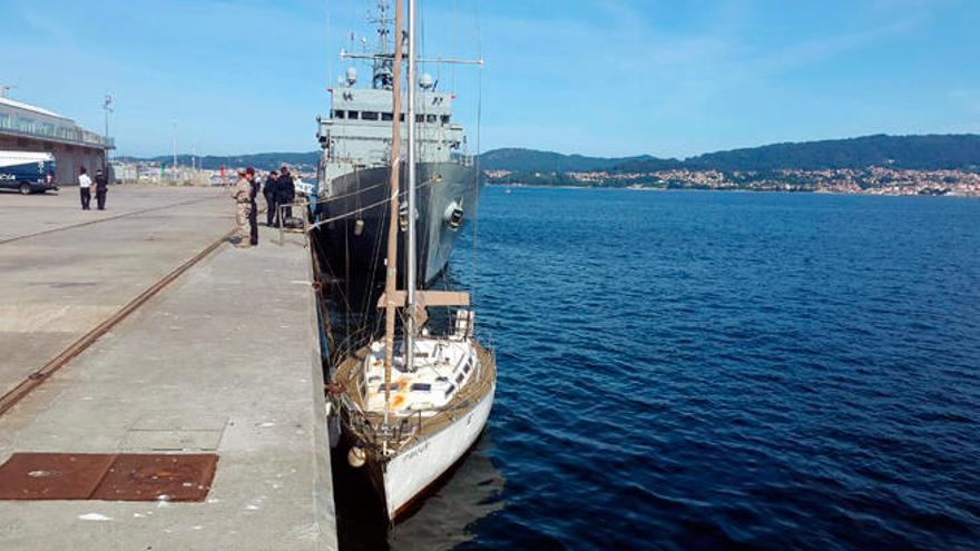 El velero interceptado con 600 kilos de cocaína llega al puerto de Vigo