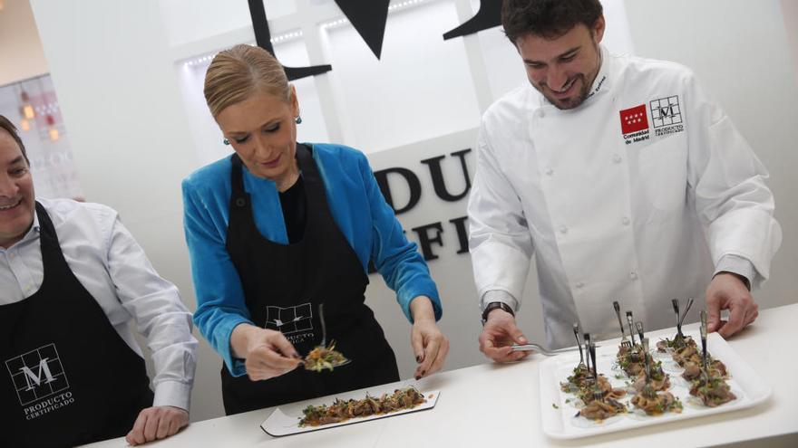 La presidenta de la Comunidad de Madrid, Cristina Cifuentes (c), acompañada por el cocinero Javier Estévez, durante la inauguración de la XV edición de Madrid Fusión. // EFE