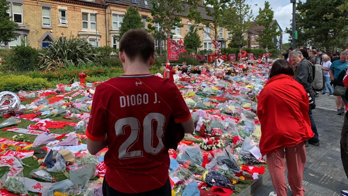 Seguidores del Liverpool homenajean a Diogo y André Jota en Anfield