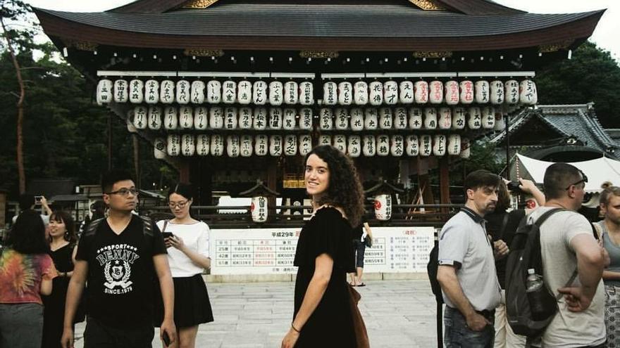 Lola Fígols davant del santuari Yasaka-jinja a Kyoto.