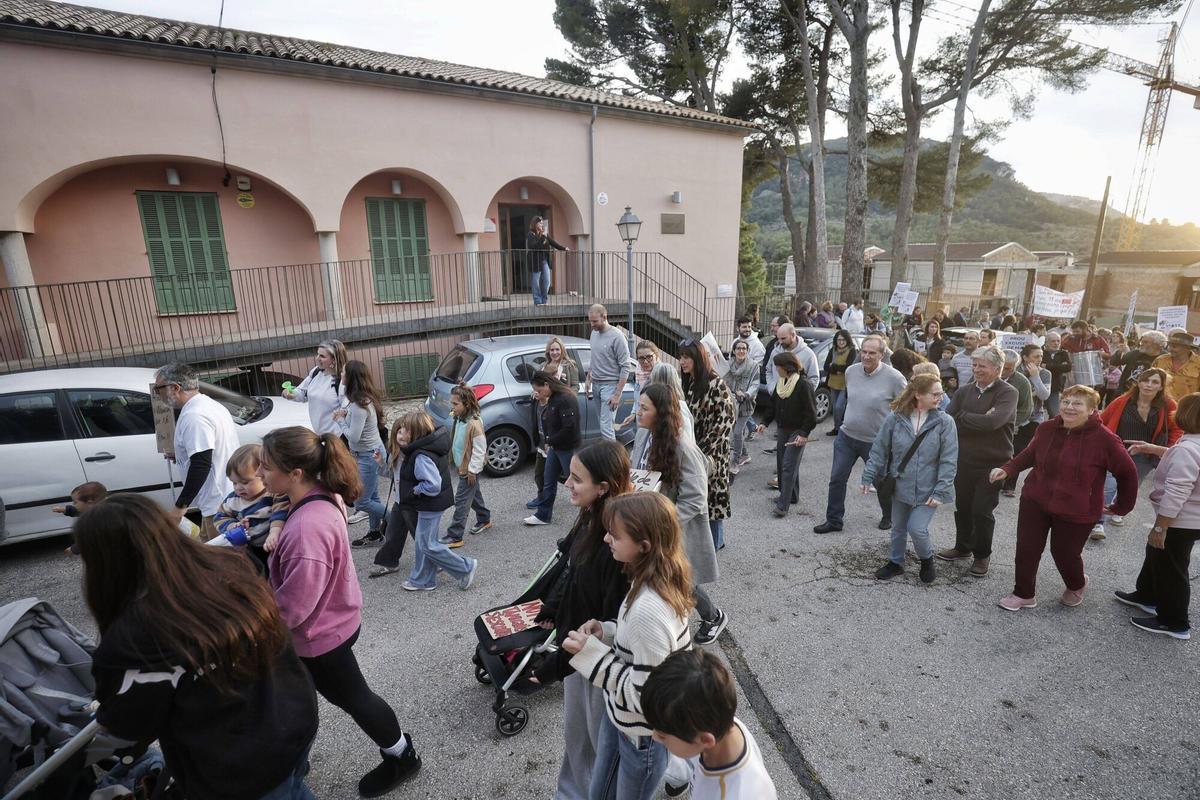 Más de 200 vecinos se manifiestan en Valldemossa contra el cierre de la ...