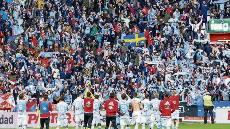 Los jugadores del Celta aplauden a la afición que ayer les acompañó en El Molinón. // LOV