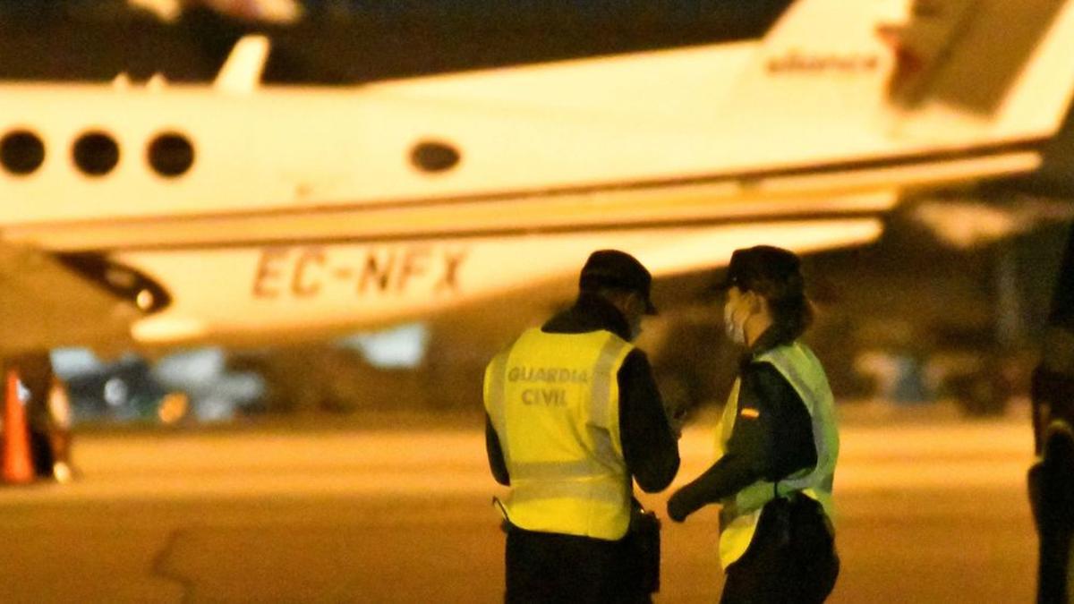 El avión de la compañía Air Arabia Maroc, el viernes, parado en el aeropuerto de Palma. / EFE