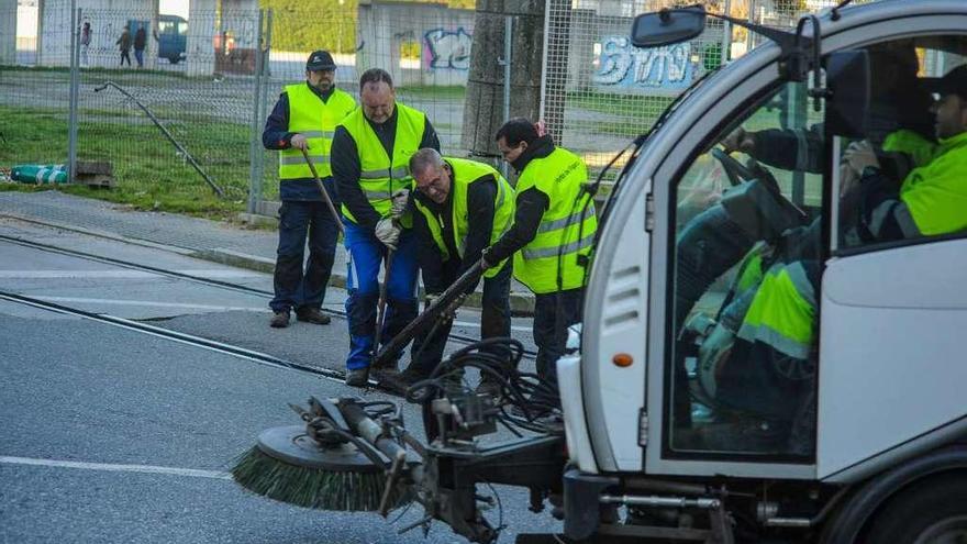 La limpieza y sustitución de las placas colocadas en las vías en la zona de O Ramal. // Iñaki Abella