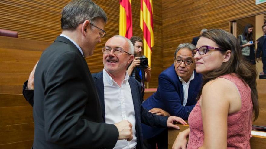 Puig, Montiel, Mata y Oltra, en las Corts.