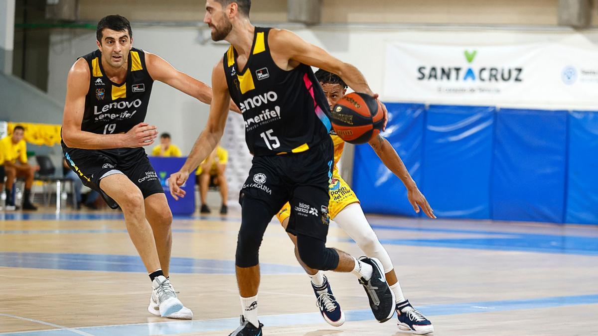 Sastre, en su primer partido con el Canarias, aprovecha el bloqueo de Shermadini.