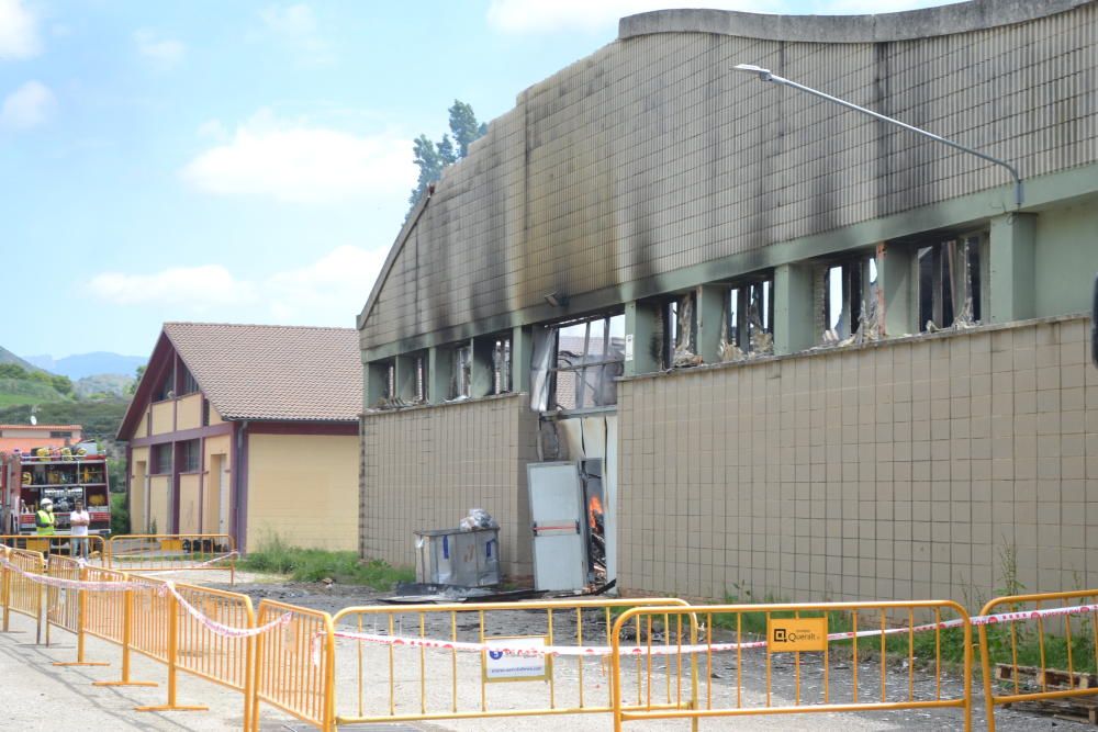 S'incendia una nau de la fàbrica tèxtil Fibresa d'Avià