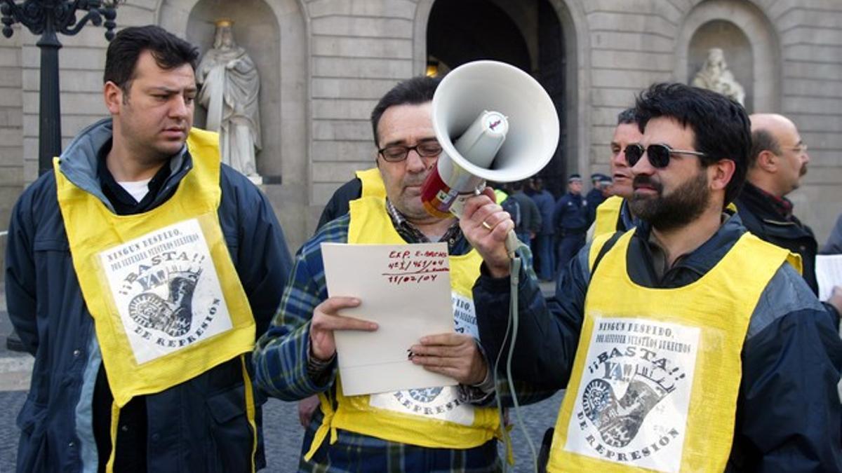 Protesta de trabajadores de BSM en la plaza Sant Jaume, en febrero del 2004.