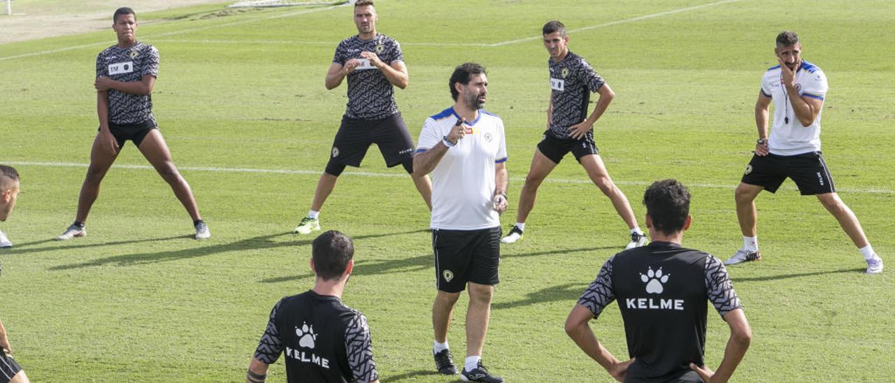 El nuevo técnico, Jesús Muñoz, da instrucciones en un entrenamiento del Hércules.