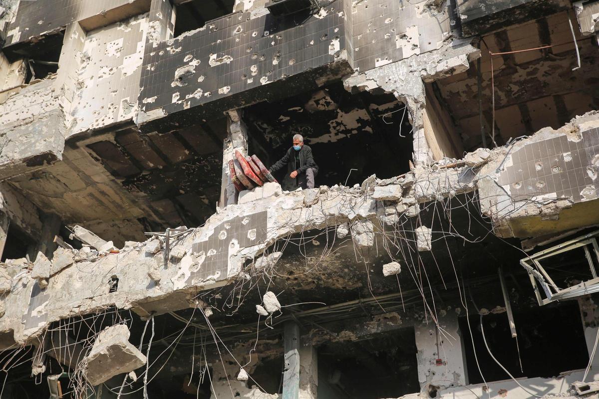 Los palestinos inspeccionan los daños en el hospital Al-Shifa de Gaza después de que el ejército israelí se retirara del complejo que alberga el hospital el 1 de abril de 2024, en medio de las batallas en curso entre Israel y el grupo militante Hamás.