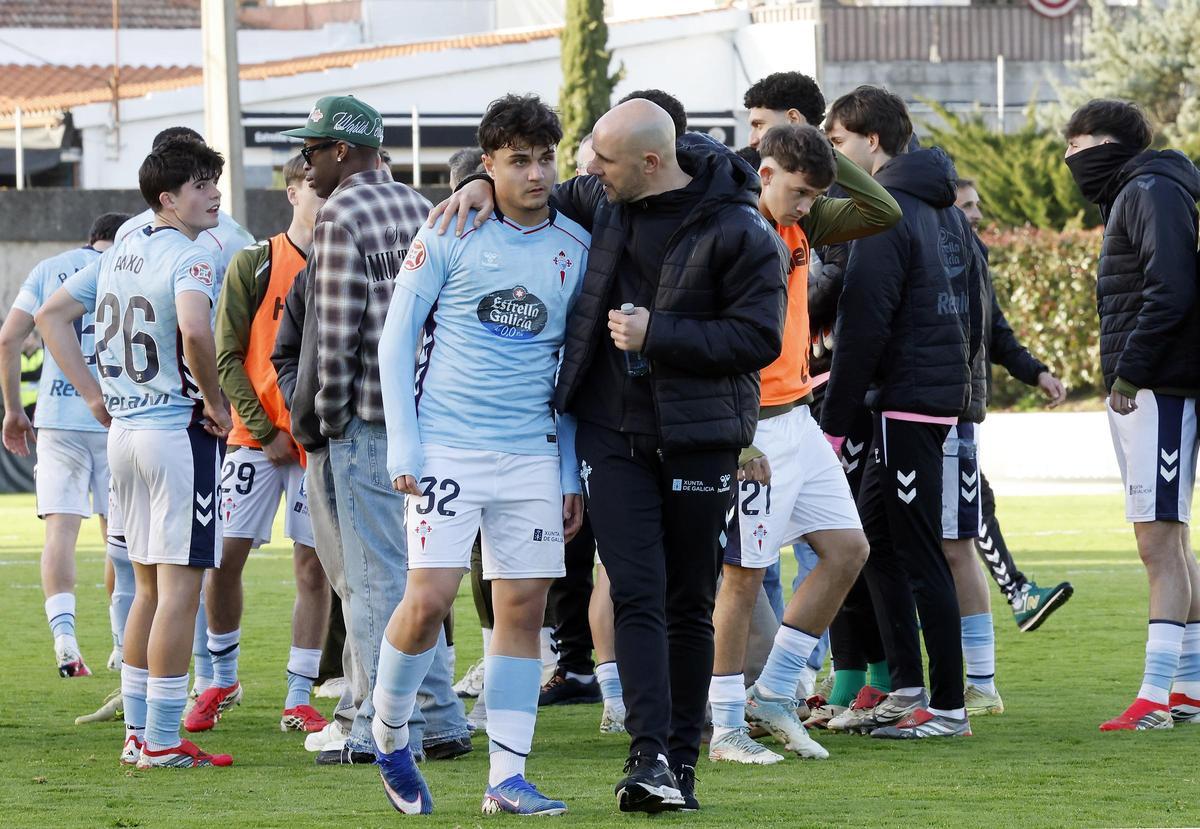 El entrenador del Celta Fortuna, Fredi Álvarez, anima a uno de sus jugadores tras el partido en Barreiro contra el Mérida.