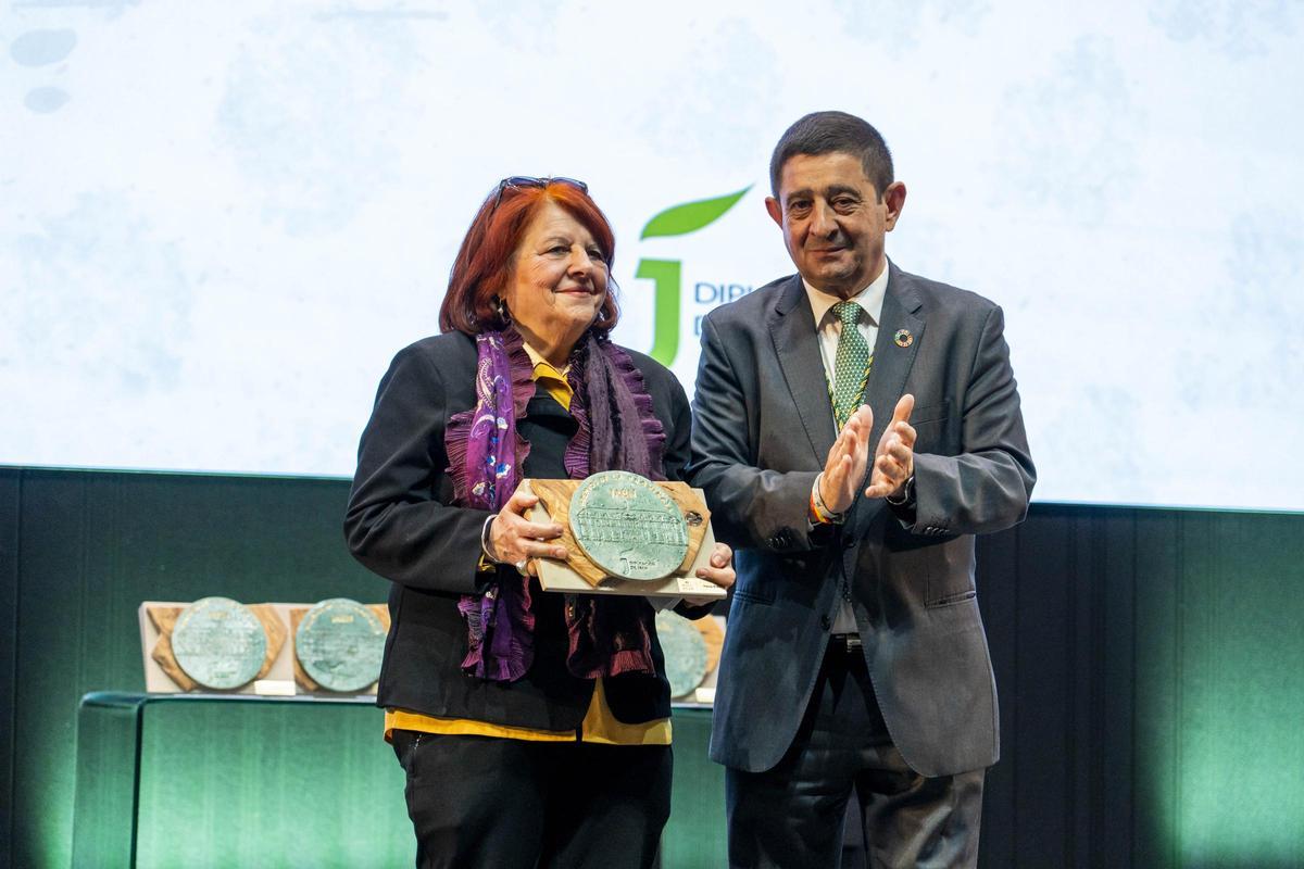 Fanny Rubio, escritora, junto a Paco Reyes, presidente de la Diputación de Jaén