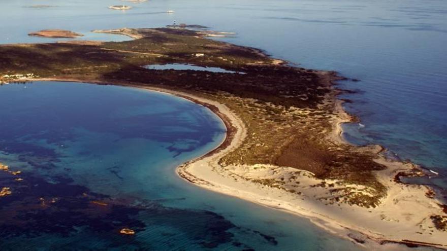 Vista aérea del islote de s´Espalmador, unido a Formentera por el tramo de Es Pas, que con la marea baja puede cruzarse andando.