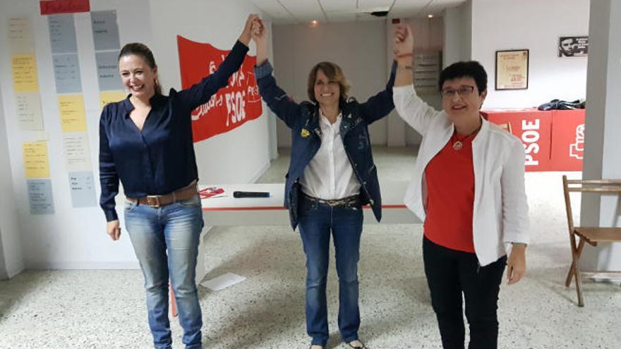 De izquierda a derecha, Dolores Corujo, Eva de Anta y María Dolores Rodríguez, anoche, en el PSOE de Arrecife.