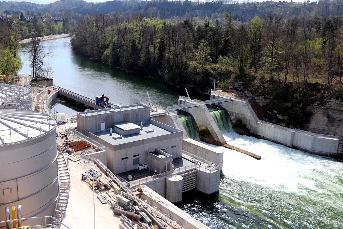 Imagen de una central hidroeléctrica en un río