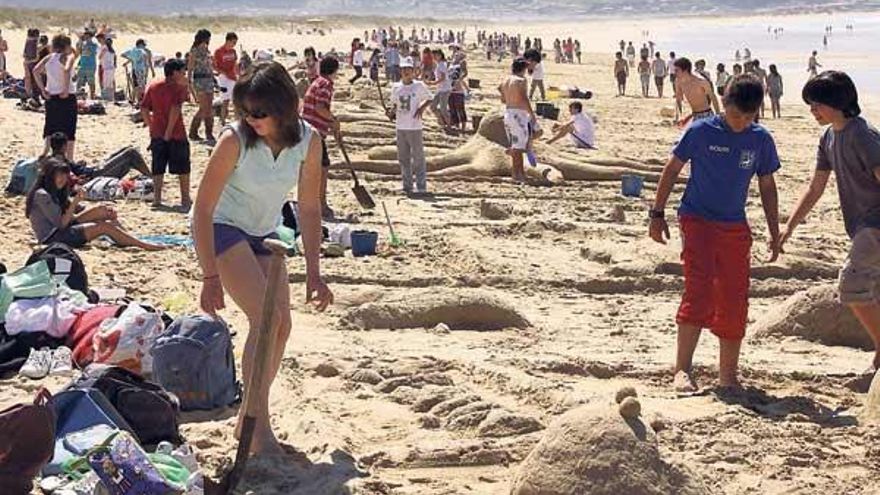 Una edición anterior de la fiesta de los institutos y las esculturas de Arena, que organiza el Monte da Vila en A Lanzada.  //  Muñiz