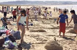 2011: A Lanzada espera a 700 escolares para crear un centenar de esculturas de arena