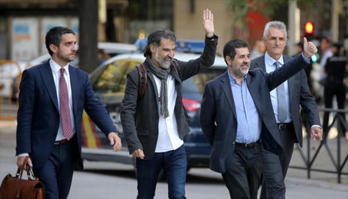 Cuixart y Sànchez saludan a amigos y seguidores, el lunes 16 de octubre en Madrid. Cuixart y Sànchez saludan a amigos y seguidores, el lunes 16 de octubre en Madrid.