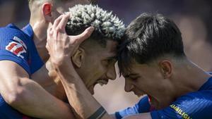 Araujo celebrando su gol con Bernal durante el partido de liga entre el FC Barcelona y el Rayo Vallecano en el Camp Nou.