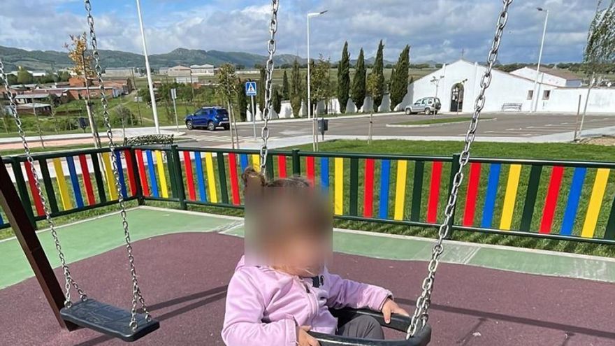 Vecinos de Herrera del Duque reclaman mejoras en el parque infantil del cementerio